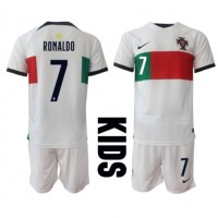 Otroški Nogometni dresi Portugalska Cristiano Ronaldo #7 Gostujoči SP 2022 Kratek Rokav (+ Kratke hlače)